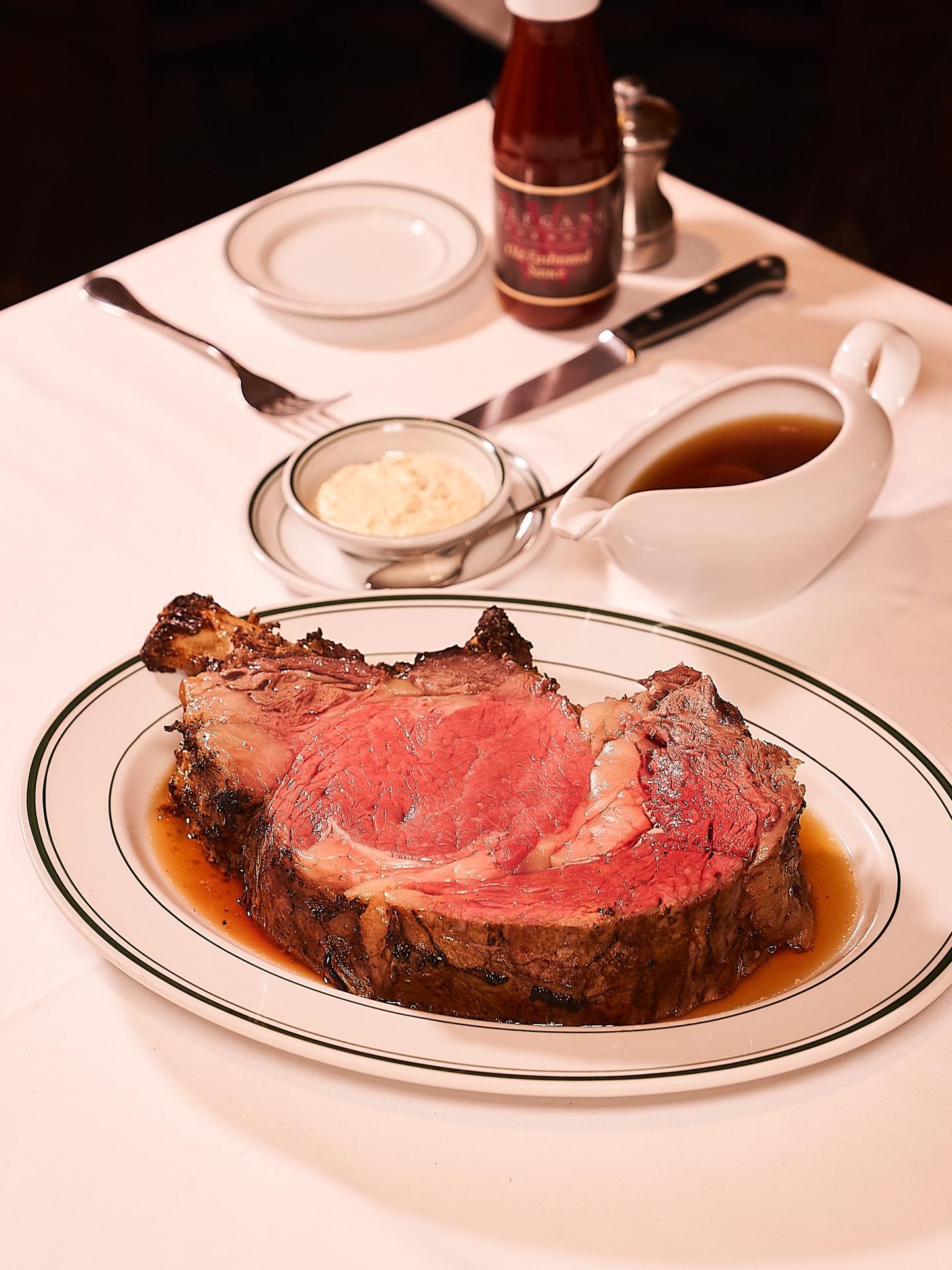 「プライムリブ」—金曜ディナー限定の特別メニュー。