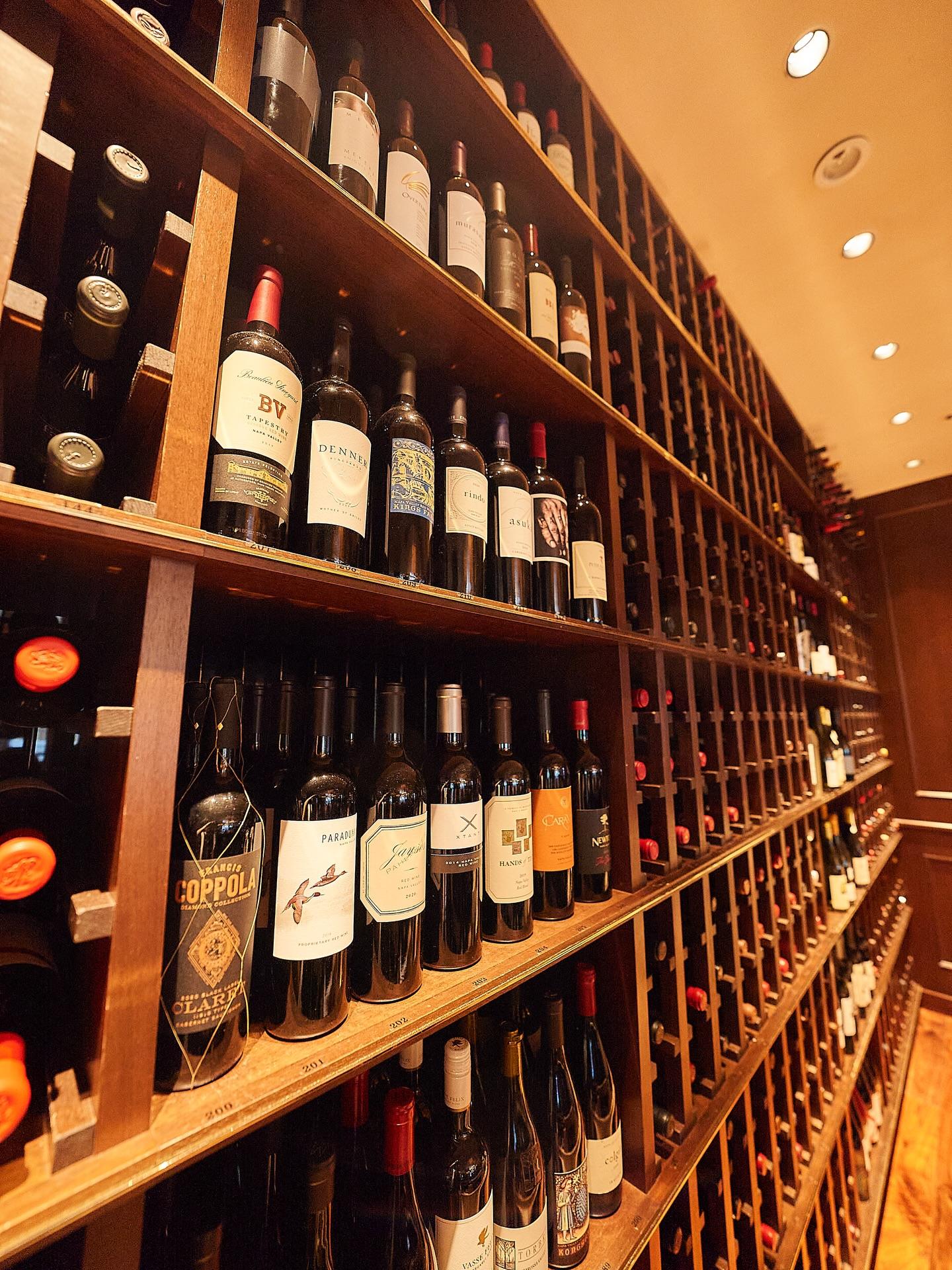 世界各国から厳選した1000本以上のワインを豊富に取り揃えております。