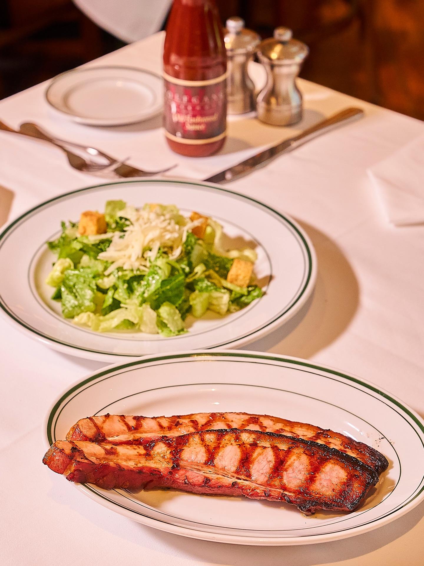 存在感のある厚切りベーコンを、香ばしく焼き上げた一皿。