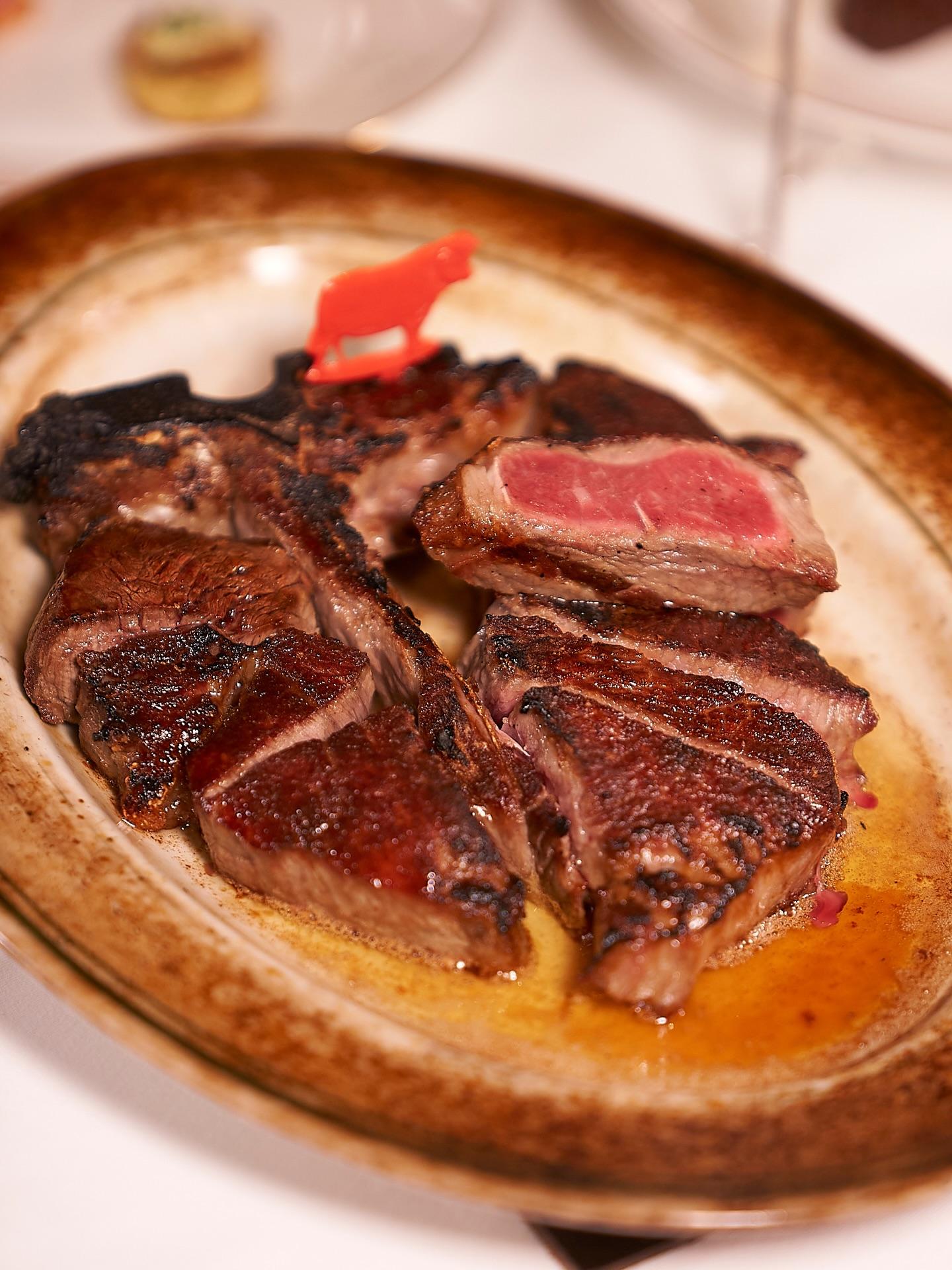 あふれ出す肉汁と、こんがりと焼き上げた表面の芳ばしさ。