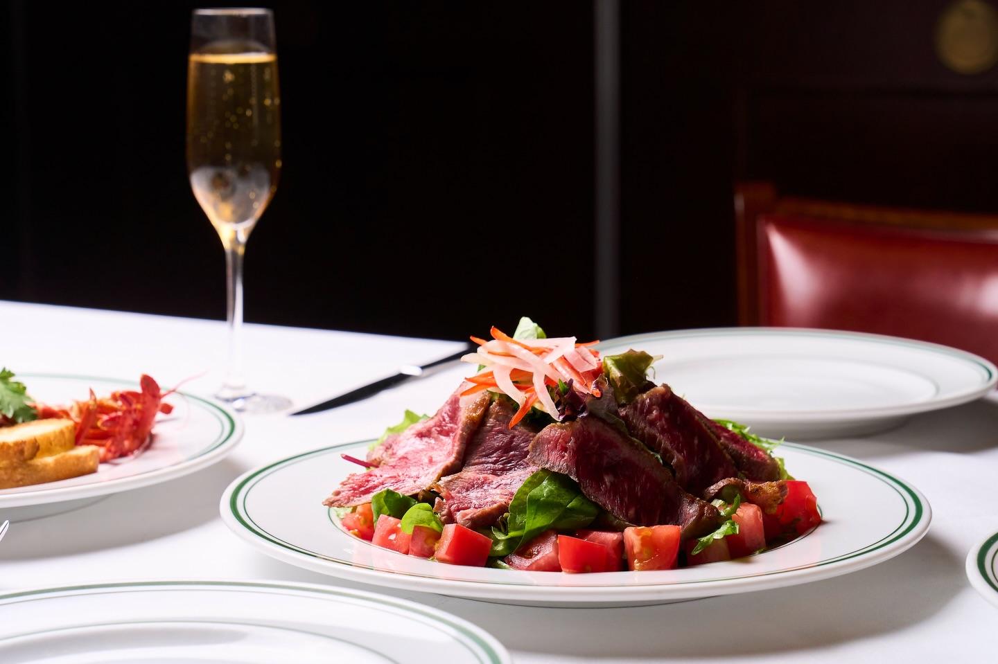 こんがりと焼き上げたステーキの旨みと、みずみずしい野菜の爽やかさが響き合う「グリルドステーキサラダ」