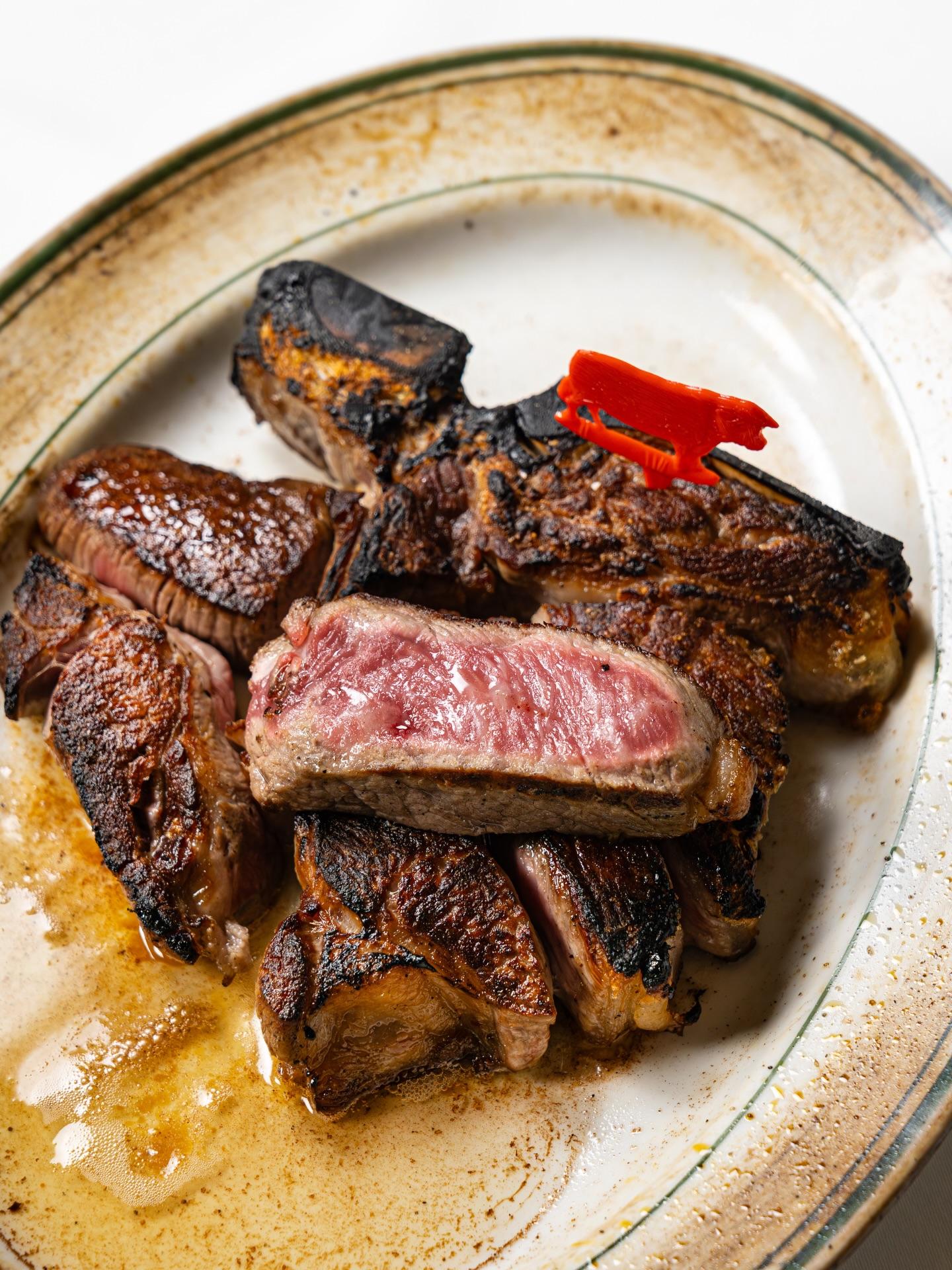 900℃のオーブンで焼き上げられたステーキは、焼き加減ひとつで旨みや食感の表情が変わります。