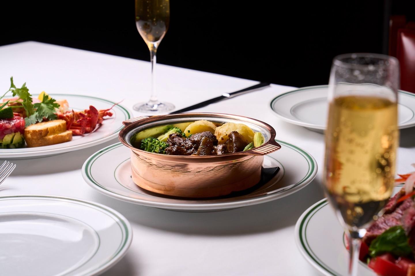 時間をかけてコクを深めたビーフシチューに、やさしく火を入れた彩り野菜を添えて。