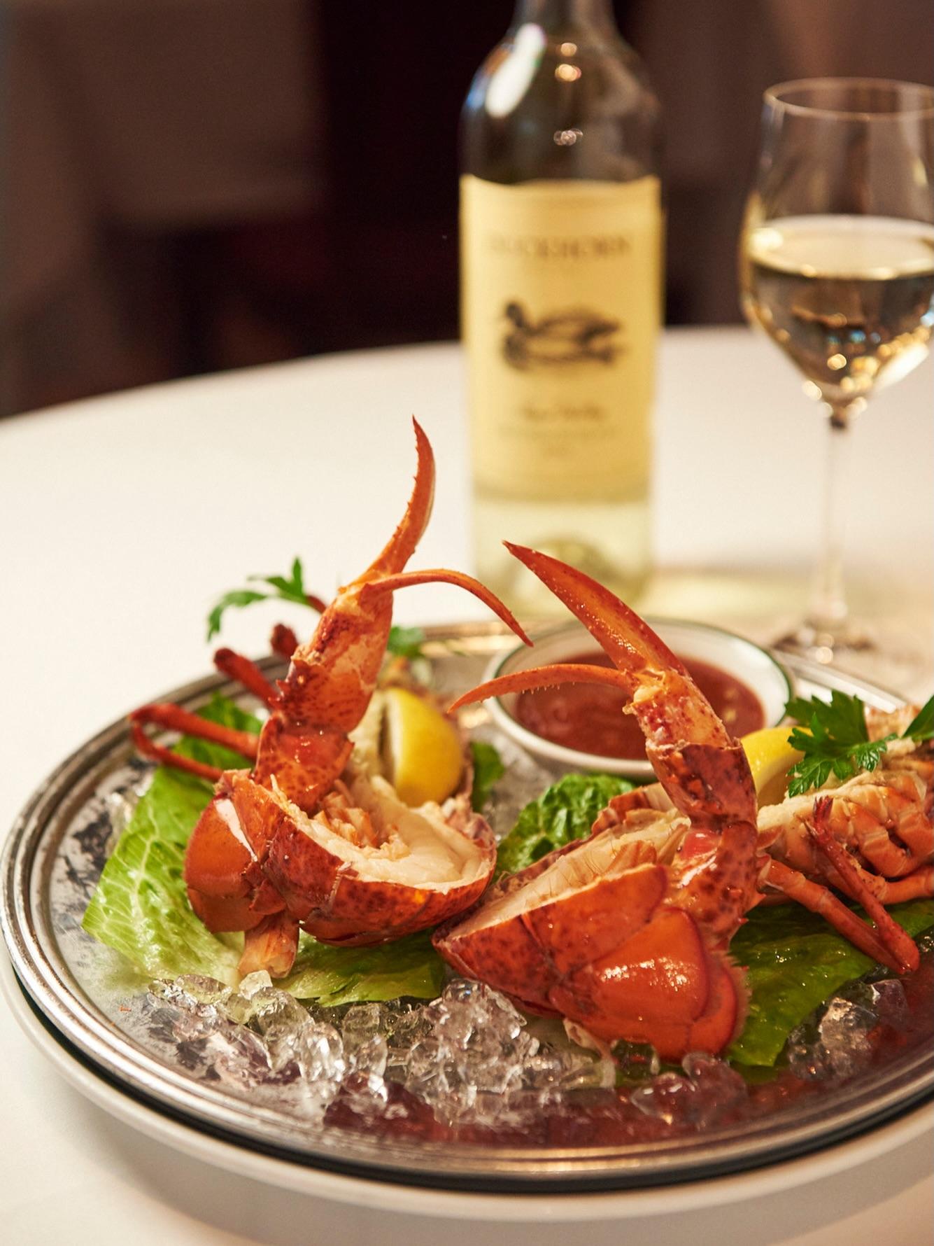 贅沢に一尾使った「ロブスターカクテル」。