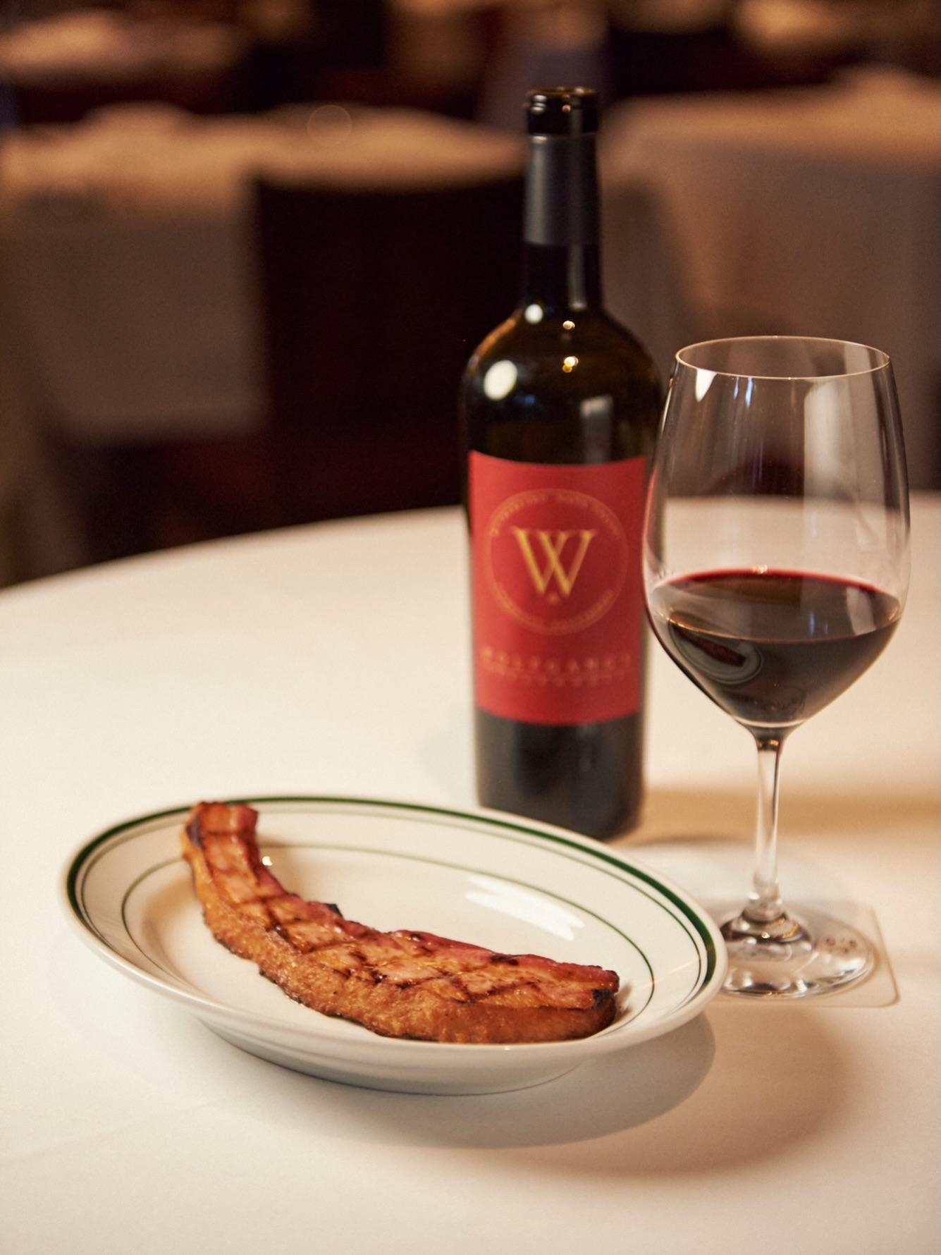 厚切りで香ばしく焼き上げたシズリングベーコン。