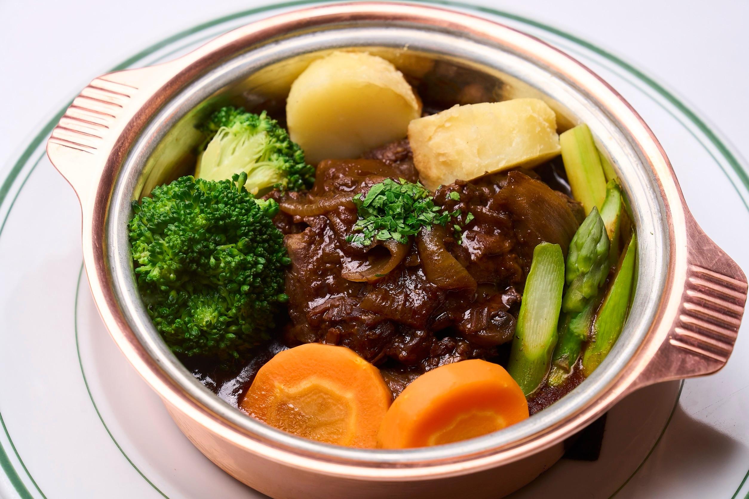 やわらかく煮込んだ牛肉の旨みが溶け込んだ、ビーフシチュー 温野菜添え。